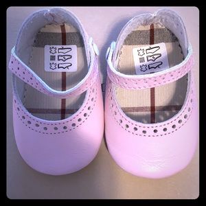 Burberry baby shoes